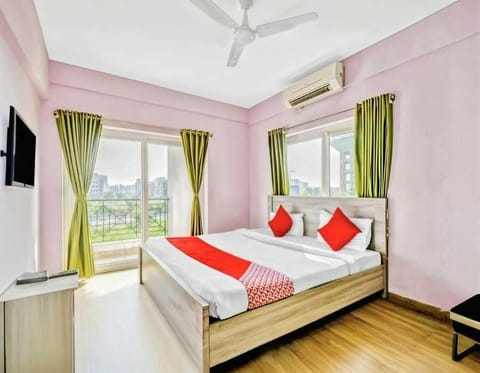 Bed, TV and multimedia, Photo of the whole room, Evening entertainment, Bedroom, fireplace, air conditioner