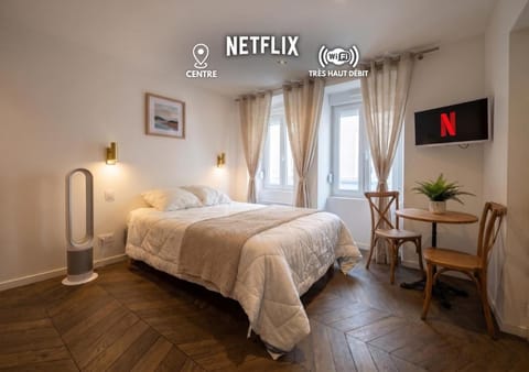 Communal lounge/ TV room, Bed, TV and multimedia, Bedroom, Parking