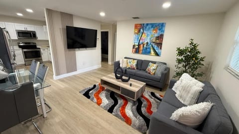 Communal lounge/ TV room, TV and multimedia, Kitchen or kitchenette, Living room, Seating area, Evening entertainment
