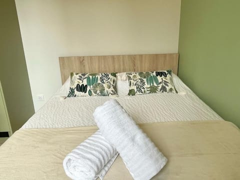 Bed, Bedroom, towels
