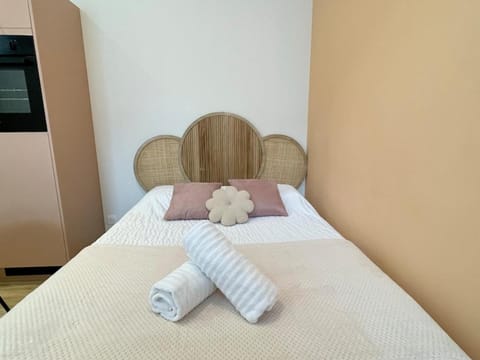 Bed, towels