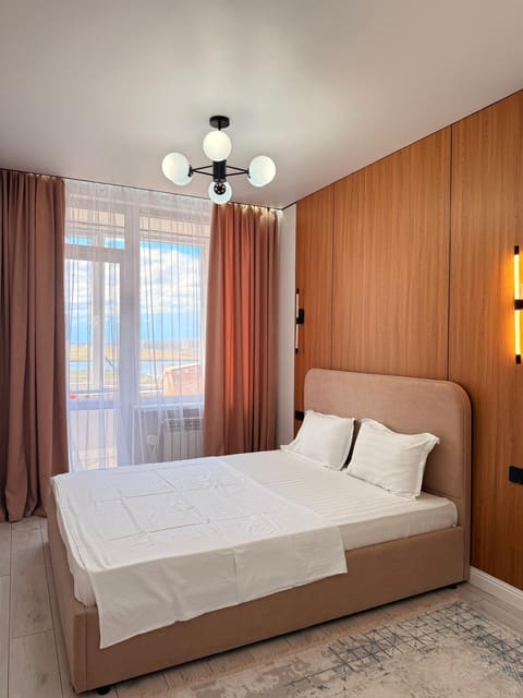 Property building, Facade/entrance, Bed, Photo of the whole room, Bedroom, Location, fireplace, flat iron, hair dryier, safe