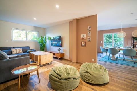 Communal lounge/ TV room, TV and multimedia, Living room, Seating area