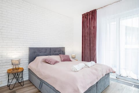 Bed, Seating area