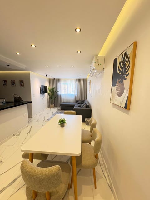 TV and multimedia, Kitchen or kitchenette, Living room, Seating area, Dining area