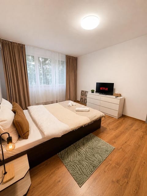 Communal lounge/ TV room, Bed, TV and multimedia, Living room, Photo of the whole room, Seating area, Evening entertainment, Bedroom