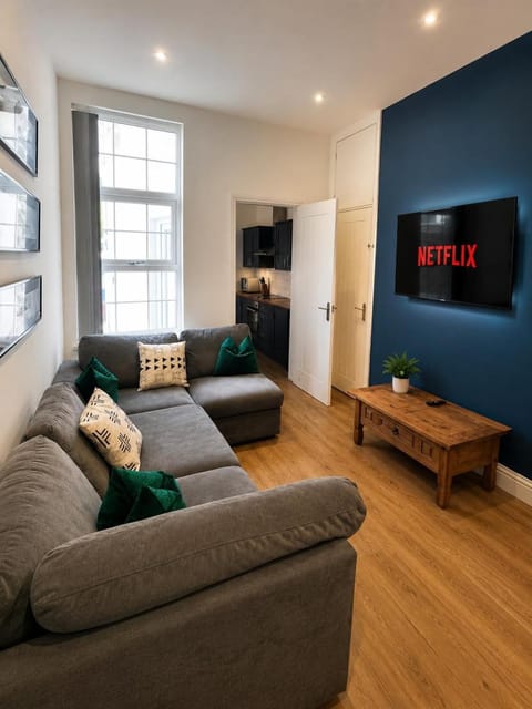 Communal lounge/ TV room, TV and multimedia, Living room, Seating area, Evening entertainment