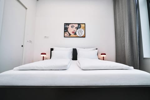 Toilet, Bedroom, heating, towels, air conditioner