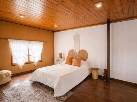 Bed, Living room, Photo of the whole room, Seating area, Bedroom
