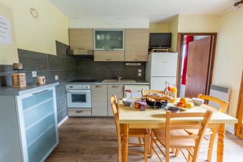 Property building, Kitchen or kitchenette, Living room
