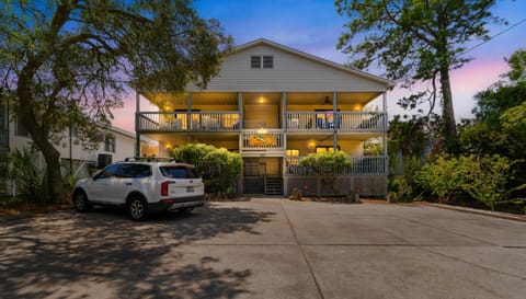 Property building, Facade/entrance, Day, Garden, Balcony/Terrace, Sunset, Parking
