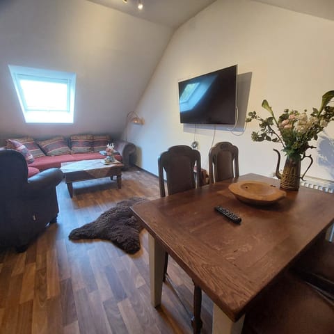 TV and multimedia, Living room, Seating area, Dining area, Evening entertainment