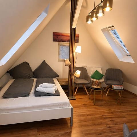 Bed, Living room, Seating area, towels