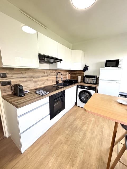 Kitchen or kitchenette, oven, stove