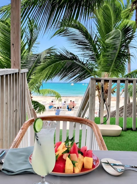 Patio, Restaurant/places to eat, Natural landscape, Food and drinks, Beach, Food, Drinks, sunbed