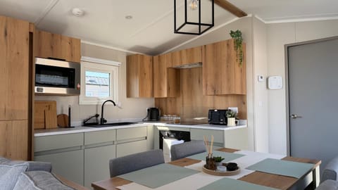 Coffee/tea facilities, Kitchen or kitchenette, Dining area, stove, toaster