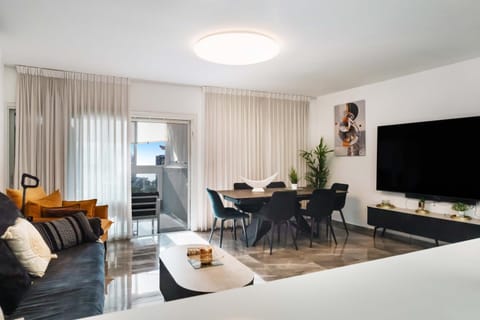 TV and multimedia, Living room, Seating area, Dining area