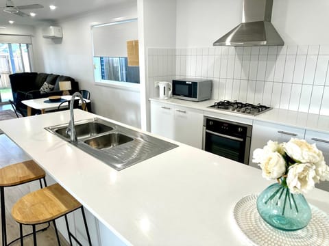 Kitchen or kitchenette, Dining area, oven, stove