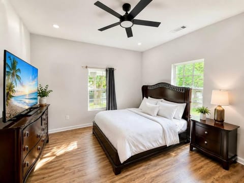 Bed, TV and multimedia, Bedroom