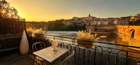 Nearby landmark, View (from property/room), City view, Landmark view, River view, Sunrise, Sunset