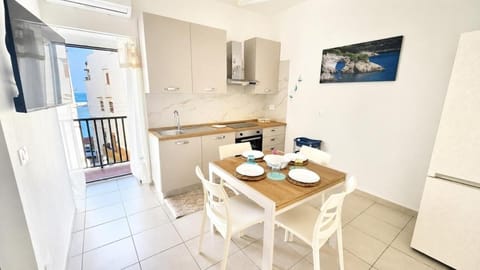 Kitchen or kitchenette, Dining area, Sea view, stove