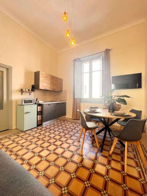 TV and multimedia, Kitchen or kitchenette, Living room, Seating area, Dining area, stove