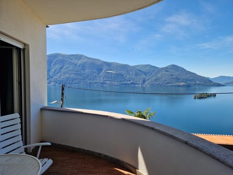 View (from property/room), Balcony/Terrace, Lake view