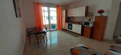 Kitchen or kitchenette, Living room, Seating area, Dining area, oven