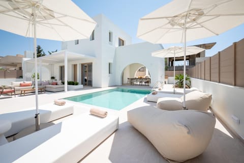 Property building, Patio, Day, Garden, Seating area, Pool view, Swimming pool, sunbed