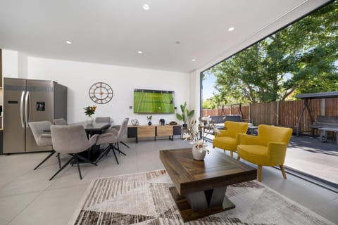 Patio, Communal lounge/ TV room, Day, View (from property/room), Balcony/Terrace, Living room, Seating area, Dining area, Evening entertainment