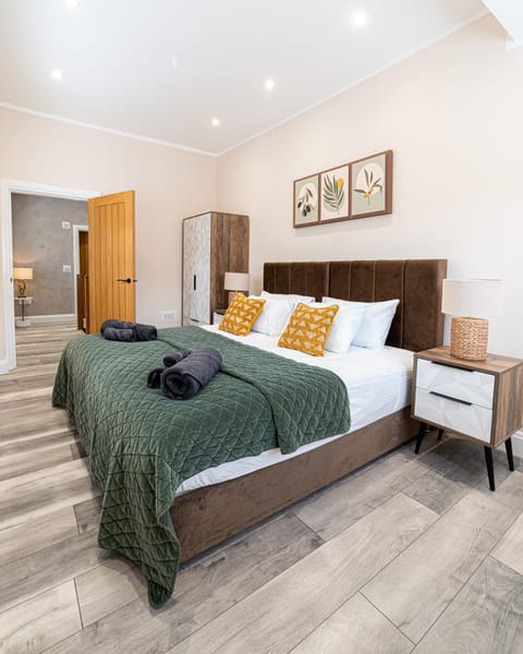 Bed, Photo of the whole room, Bedroom, towels