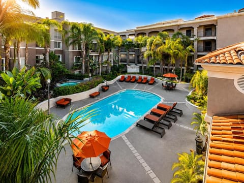 Property building, Hot Tub, Pool view, Swimming pool, Swimming pool