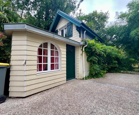 Property building, Day, Garden, Garden view