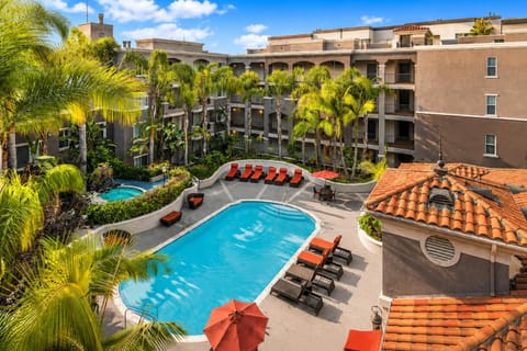 Property building, Hot Tub, Pool view, Swimming pool, Swimming pool