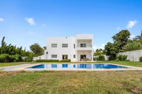 Day, Natural landscape, Garden, Garden, Pool view, Swimming pool, sunbed