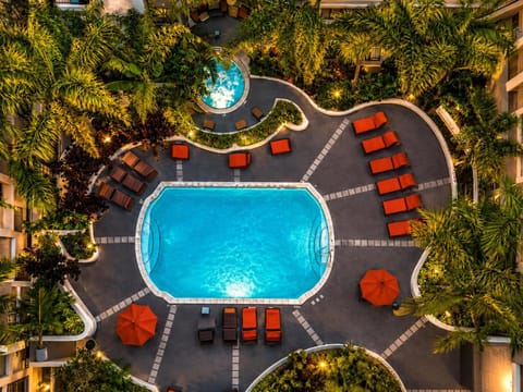 Property building, Hot Tub, Pool view, Swimming pool, Swimming pool