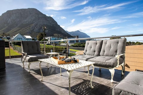 Balcony/Terrace, Mountain view