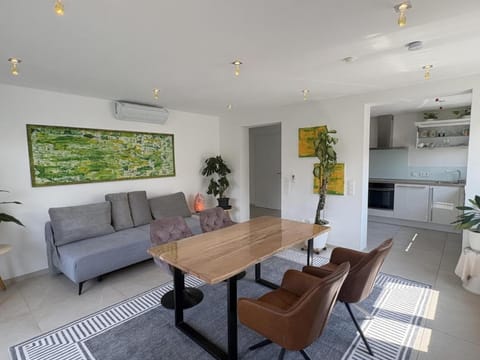 Living room, Breakfast