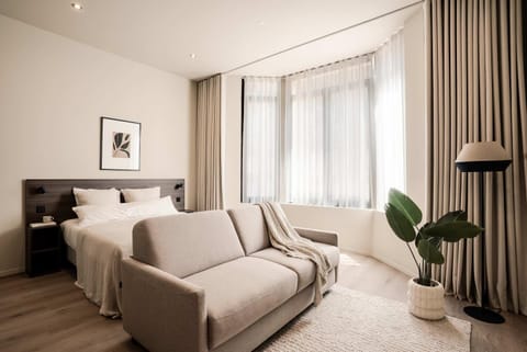 Bed, Photo of the whole room, Seating area