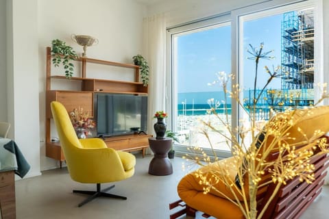 Communal lounge/ TV room, Natural landscape, TV and multimedia, Living room, Seating area, Evening entertainment, Mountain view