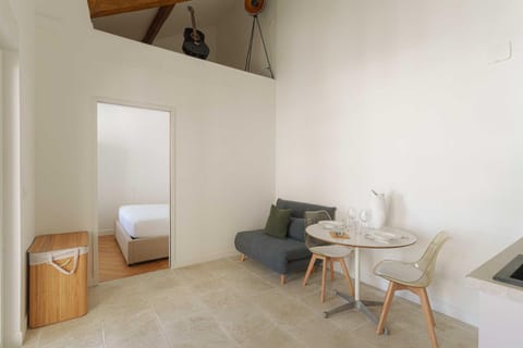 Seating area, Dining area