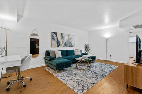 TV and multimedia, Living room, Seating area, air conditioner