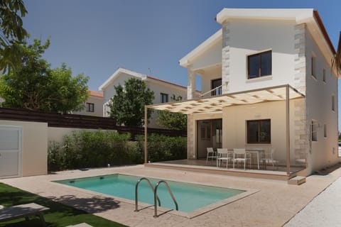 Property building, Patio, Day, Pool view, Swimming pool, sunbed