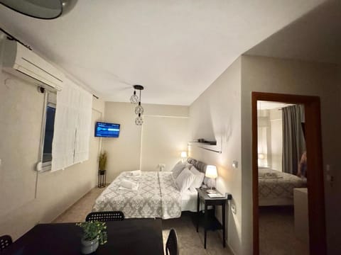 Bed, Night, TV and multimedia, Living room, Bedroom, air conditioner