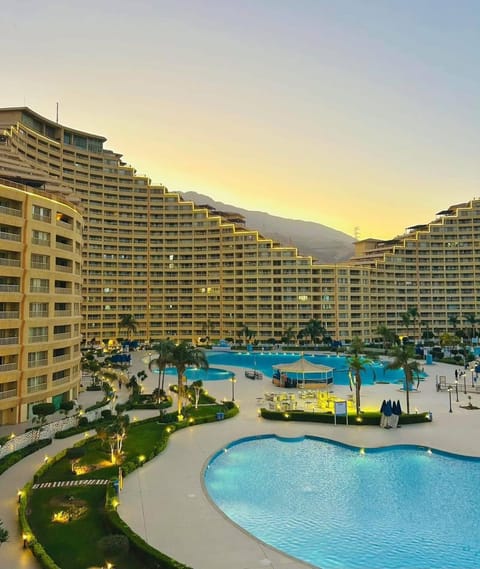 Property building, Natural landscape, City view, Mountain view, Mountain view, Pool view, Swimming pool