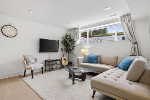 TV and multimedia, Living room, Seating area, Evening entertainment