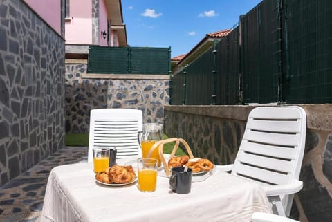 Patio, Day, Balcony/Terrace, Food, Breakfast