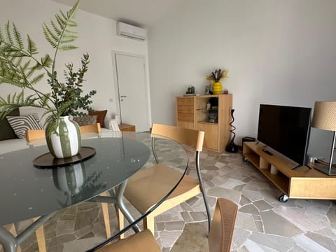 TV and multimedia, Living room, Dining area, air conditioner