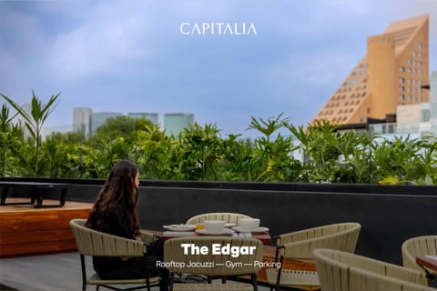 Property building, Hot Tub, Balcony/Terrace, Seating area, City view, Breakfast