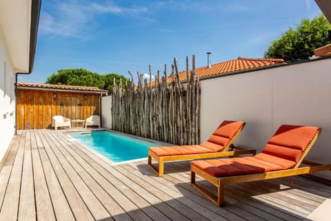 Swimming pool, sunbed